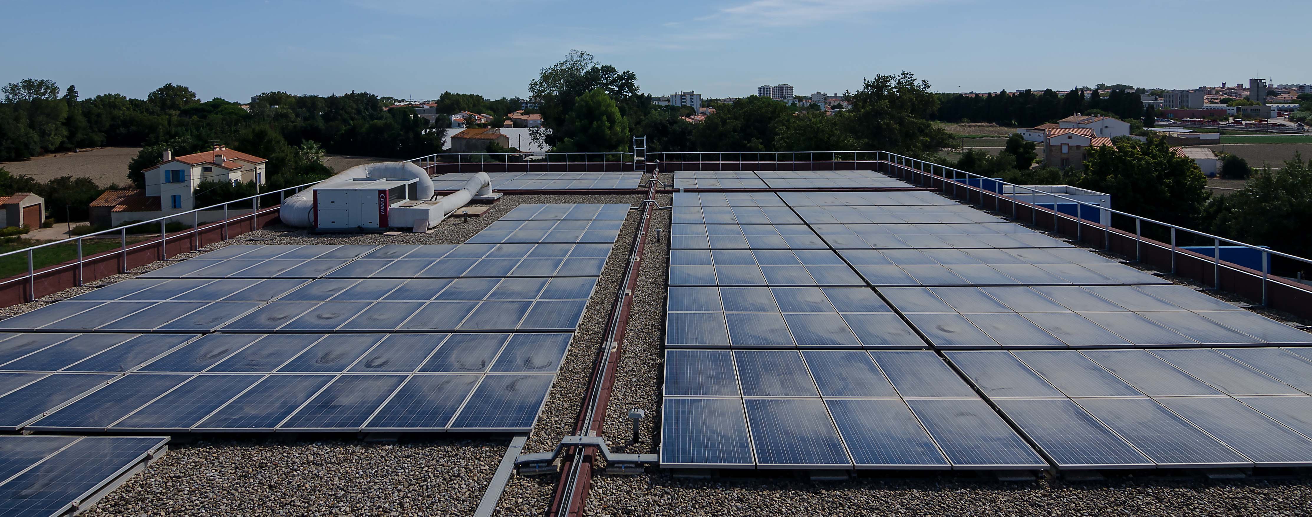 Installations de panneaux photovoltaiques sur le batiment